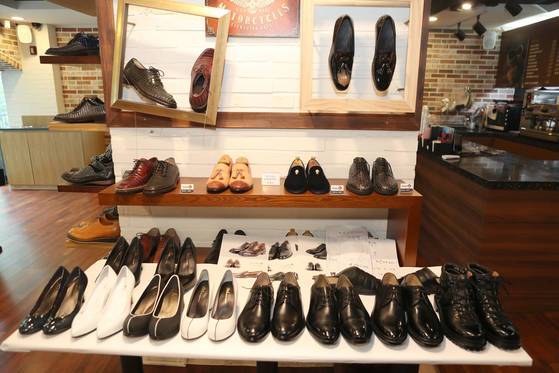 유홍식 명장과 전태수 장인은 대통령 부부를 위해 제작해준 것과 똑같은 신발들을 한 켤레씩 더 제작해 소장하고 있다. 김춘식 기자