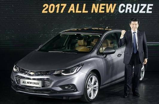 지난 1월 출시된 올 뉴 크루즈를 배경으로 제임스 김 한국GM 사장이 기념촬영하고 있다./한국GM 제공