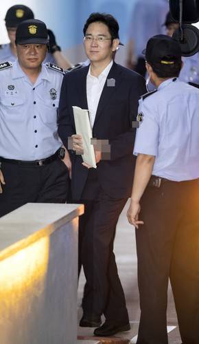 이재용 삼성전자 부회장이 3일 오전 서초구 서울중앙지방법원에서 열린 속행공판에 출석하기 위해 호송차에서 내려 법정으로 향하고 있다. 연합뉴스
