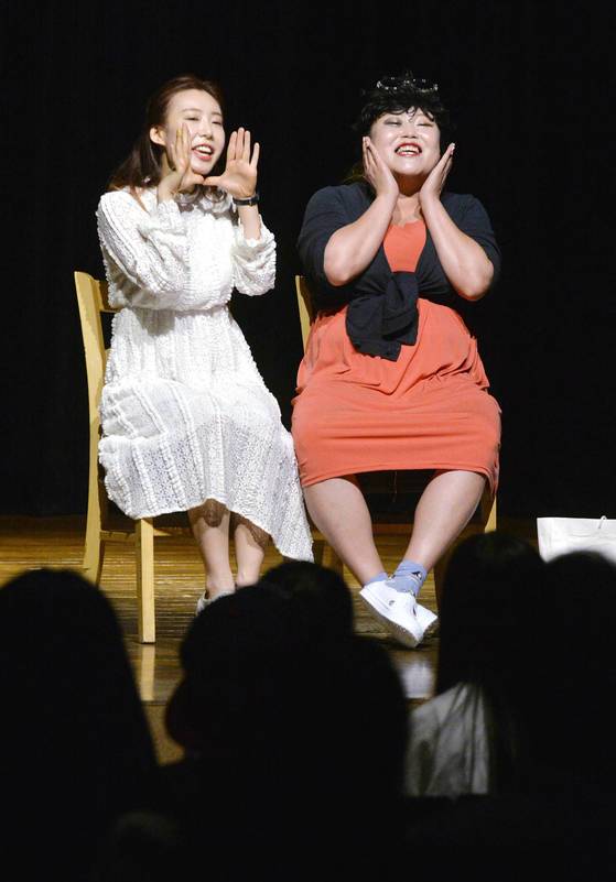 개그맨 지망생들이 지난 7월 28일 코미디홀에서 개그 공연을 펼치고 있다. 이날 장맛비가 내리는 가운데 50여명이 찾았다. 프리랜서 김성태