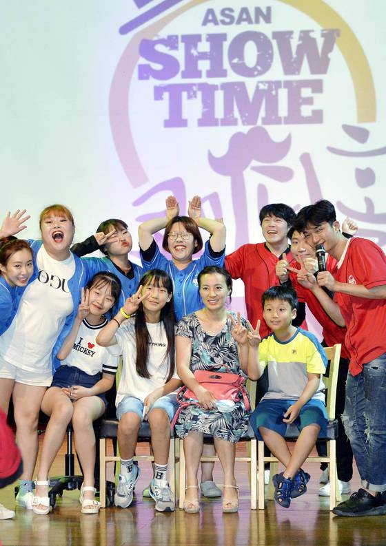 개그맨 지망생들이 지난 7월 28일 개그 공연을 마친 뒤 관람객들과 기념촬영하고 있다프리랜서 김성태