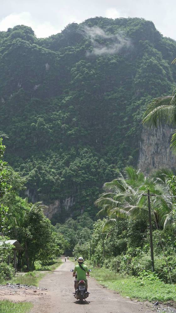 석회암 절벽을 바라보면서 오토바이 라이딩을 즐기다!