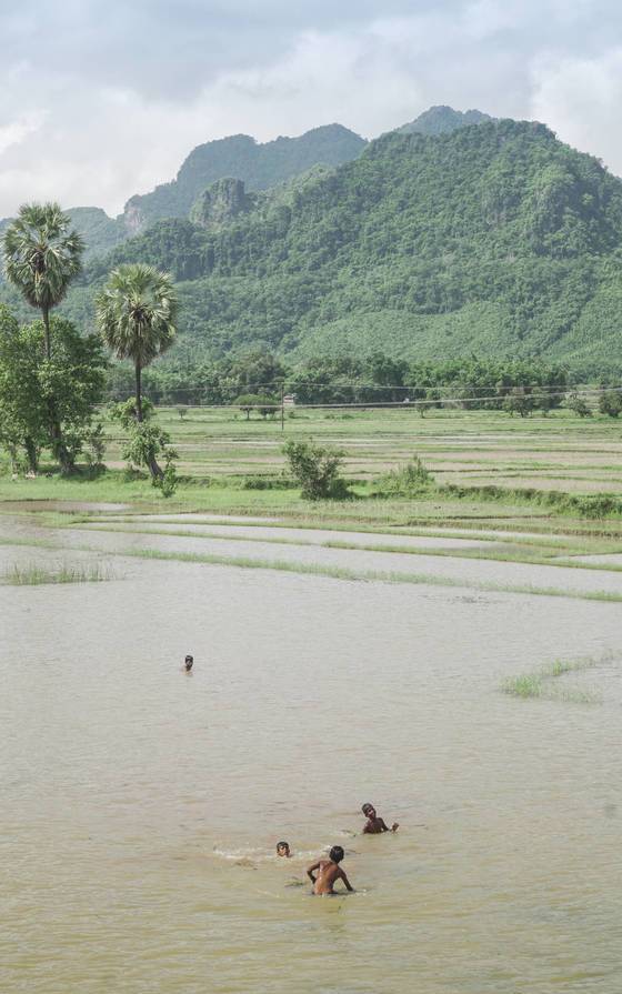 논두렁에 수영하는 아이들.