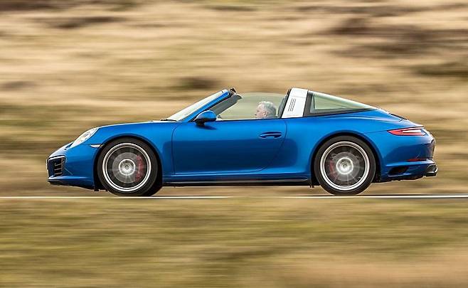 최신형 포르쉐 911 타르가