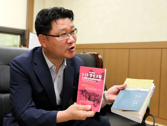 김정호 변호사가 『전두환 회고록』에 대한 출판 및 배포금지 가처분 신청서를 작성한 과정과 회고록 내 허위사실 등을 설명하고 있다. 프리랜서 장정필