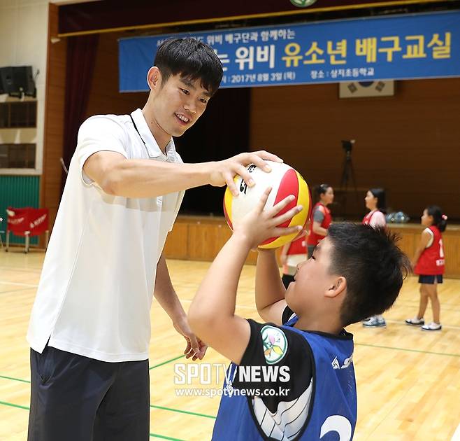 ▲ 학생을 지도하고 있는 신으뜸. ⓒ곽혜미 기자