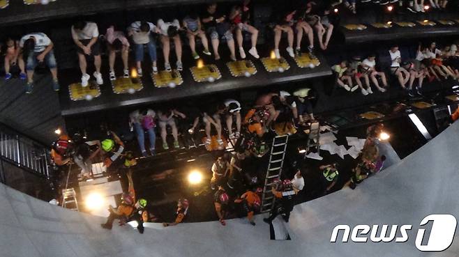 지난 5일 멈춤사고가 발생한 롯데월드 어드벤처 놀이기구 '플라이벤처' (송파소방서 제공) © News1