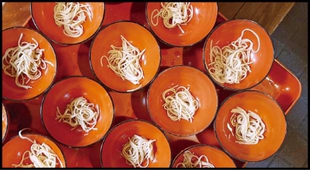 완코소바는 작은 그릇에 한입 분량의 소바를 끊임없이 제공한다.