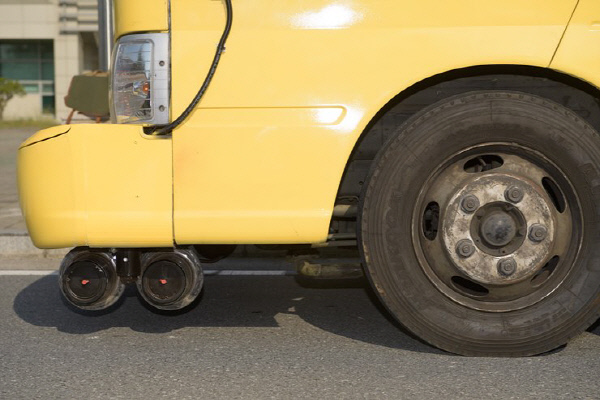 코레일이 개발 중인 레일버스가 도로 위에 서 있다. 도로에서는 보조 바퀴 역할을 하는 가이드 휠을 올려 일반 차량 바퀴로 주행한다. ｜코레일 제공