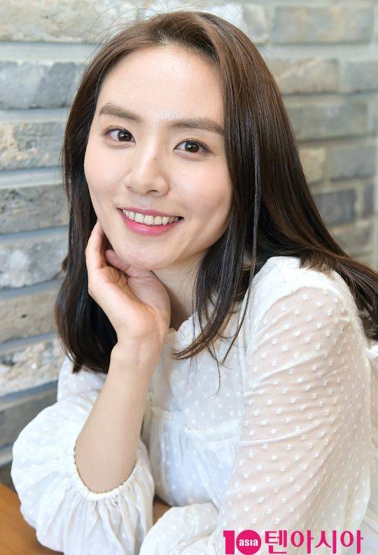 배우 여민주가 지난 23일 경기도 파주시 운정호수에서 진행된 롯데하우머치다이렉트 광고촬영에 앞서 포즈를 취했다.