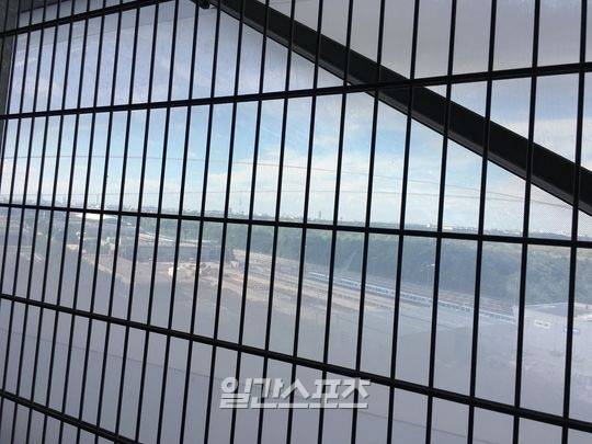 ▲사진=반투명 패널 덕분에 경기장 안에서도 밖을 확인할 수 있다. 피주영 기자