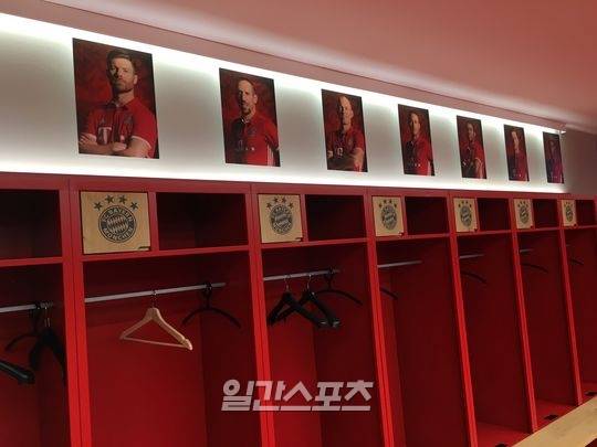 ▲사진=바이에른 뮌헨 선수들이 사용하는 라커룸의 모습. 선수들이 평소 앉는 자리에 사진이 걸려 있다. 피주영 기자