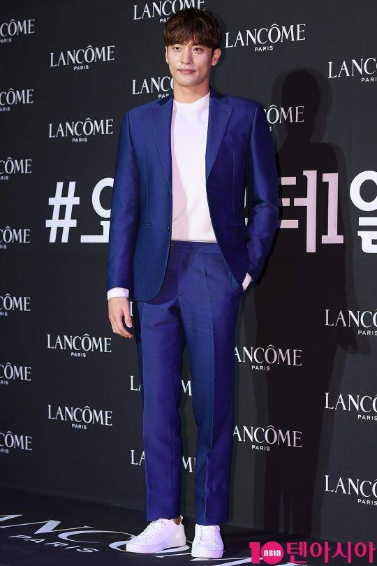 배우 성훈이 9일 오후 서울 강남구 논현동 플랫폼엘에서 열린 랑콤 신제품 출시 기념 ‘#오늘부터1일 팝업스토어 오픈 포토월’에 참석해 포토타임을 갖고 있다.