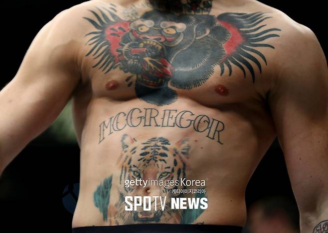▲ 코너 맥그리거 가슴에 있는 고릴라 밑엔 호랑이 한 마리가 있다.