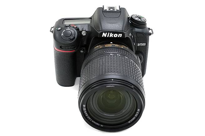 니콘 D7500.