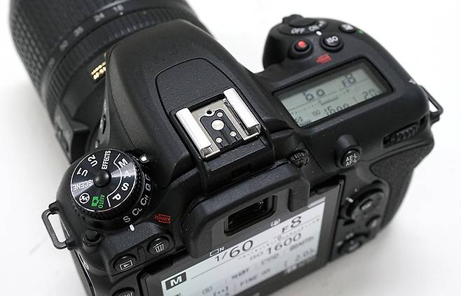 니콘 D7500.
