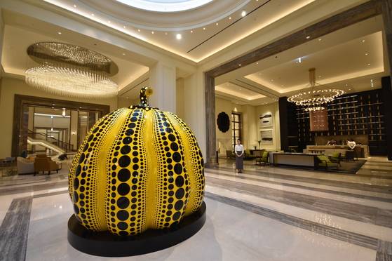 파라다이스시티 호텔 로비에 있는 쿠사마 야요이 작품. [사진 파라다이스시티]