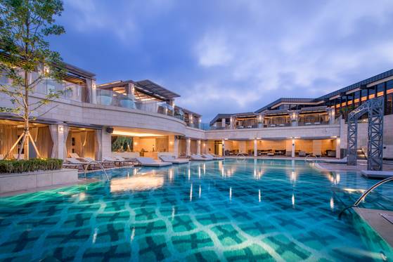 이국적 분위기의 파라다이스시티 야외 수영장.[사진 파라다이스시티]