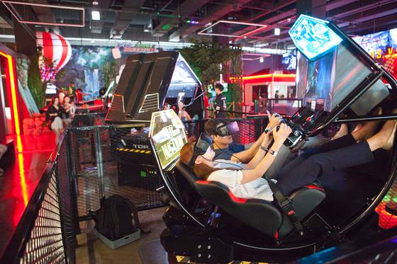 송도 트리플스트리트에는 옷가게 말고도 VR체험장 같은 즐길거리도 다채롭다.