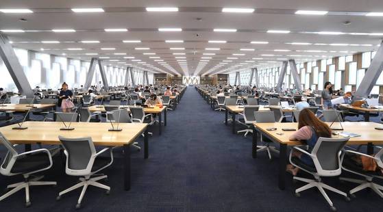 서울대 중앙도서관 관정관 ‘이성의 방’. 도서관은 공부하고 연구하는 곳이다. 시민의 종합 문화·휴식 공간이기도 하다. 설립 목적상 국회도서관과 서울대 중앙도서관은 일반인의 접근을 제한했다. 하지만 두 곳 모두 열린 공간으로 바뀌고 있다. [김춘식 기자]