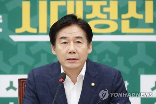 (서울=연합뉴스) 김도훈 기자 = 국민의당 이용호 정책위의장이 10일 오전 국회에서 열린 원내정책회의에서 정부의 의료보장성 강화 대책 방안 관련 재원마련방안 점검 관련 발언을 하고 있다.     superdoo82@yna.co.kr