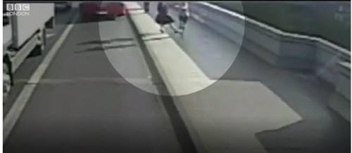 보행자 차도로 밀치고 태연히 조깅한 영국 男 체포/BBC 홈페이지 캡처