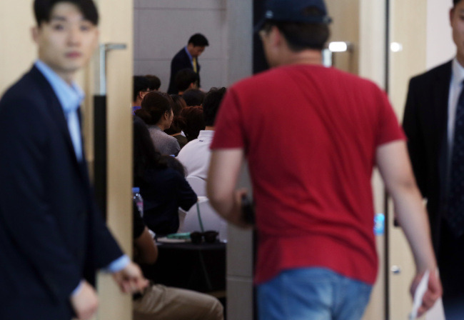 Victims and the families of victims of the toxic humidifier disinfectants enter a meeting with Oxy Reckitt Benckiser in Seoul on Sunday. (Yonhap)