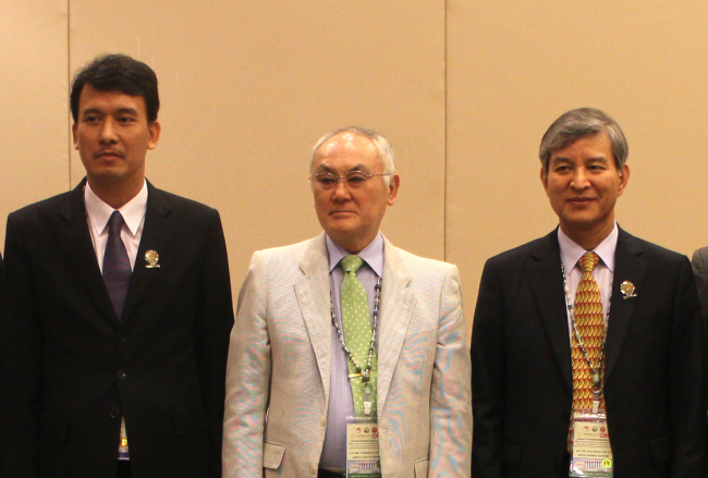 Chung Hae-moon (right), secretary-general of ASEAN-Korea Center, poses with Yoshikuni Ohnishi (center), secretary-general of ASEAN-Japan Center, and Purnajaya Tri, ASEAN-China Center director of education, culture and tourism division, during their meeting in Naypyidaw, Myanmar, Sunday. (ASEAN-Korea Center)