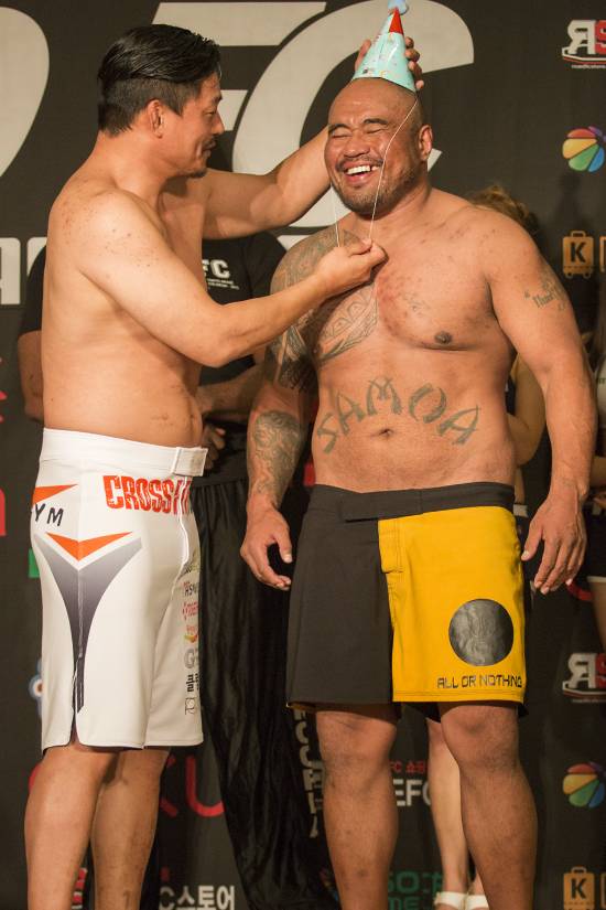 ▲ 최무배가 2015년 10월 로드 FC 26 계체에서 생일을 맞은 상대 마이티 모를 축하해 주고 있다.