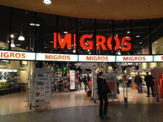 취리히공항에 있는 대형마트 미그로스. 입국심사를 하기 전에 들르면 된다. 치즈, 초콜릿 등을 여기서 사가면 좋다. 최승표 기자