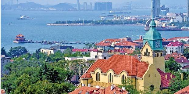 신하오산 전망대에서 바라본 붉은색 독일식 지붕과 푸른 바다가 어우러진 칭다오 해변 전경.