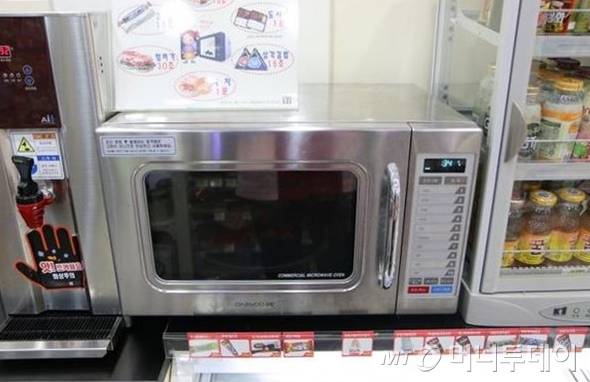 일반적으로 편의점 등에 비치된 영업용 전자레인지는 1000W, 가정용 전자레인지는 700W다.