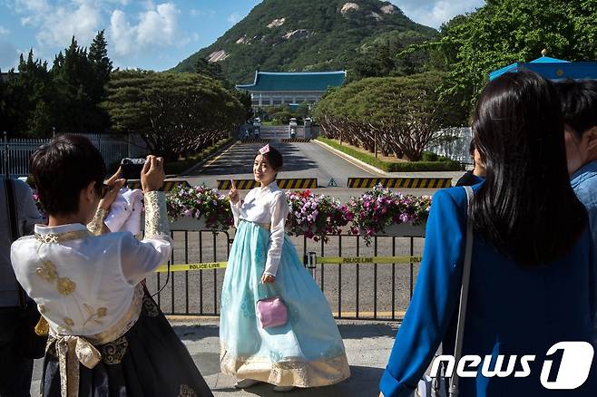 문재인 대통령 취임 후 첫 주말 경복궁 신무문 앞에서 시민들이 청와대 본관을 배경으로 기념촬영을 하며 즐거운 시간을 보내고 있다. 2017.5.14/뉴스1