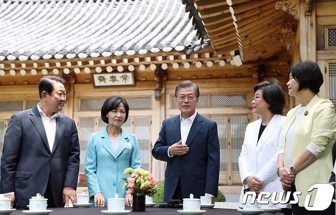 문재인 대통령이 정상외교 성과 설명을 위해 청와대 상춘재 앞에서 여야 당 대표들과 차담회를 하고 있다. 왼쪽부터 박주선 국민의당 비상대책위원장, 추미애 더불어민주당 대표, 문 대통령, 이혜훈 바른정당 대표, 이정미 정의당 대표. 이날 홍준표 자유한국당 대표는 불참했다.(청와대)2017.7.19/뉴스1