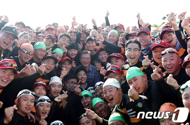 휴가중인 문재인 대통령이 해군사관학교 생도들의 전투수영 훈련 현장을 찾아 생도들을 격려한 후 기념촬영을 하고 있다. (청와대) 2017.8.4/뉴스1