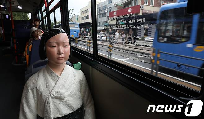 세계 위안부의 날인 14일 일본군 위안부 피해자들을 기리기 위한 '평화의 소녀상'을 태운 151번 버스가 서울 시내를 달리고 있다.  2017.8.14/뉴스1 © News1 박지혜 기자