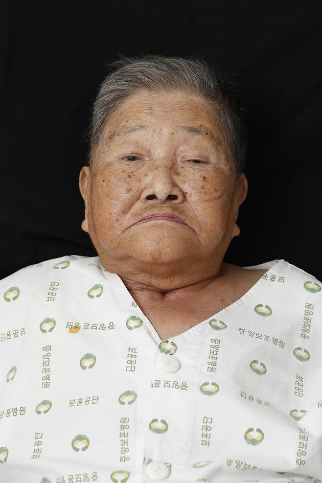 1928년 충남 서산에서 태어난 하상숙 할머니는 1944년 5월 “돈을 잘 벌 수 있다”는 말에 속아 중국에 있는 일본군 위안소로 끌려갔다. 해방을 맞은 뒤에도 “어머니께 차마 위안부 이야기를 할 수 없어” 고향에 돌아오지 못했다. 중국 후베이성 우한에서 노년을 보내던 할머니는 고국에서 손님이 찾아가면 푸짐히 상을 차려 극진히 대접하셨다. 몸은 중국에 있었지만 늘 ‘생의 마지막은 고국에서 보내고 싶다’고 말해왔던 할머니는 2016년 초 낙상사고로 건강이 나빠지며 치료를 위해 귀국했다. 현재 서울의 한 병원에서 회복 중이다.