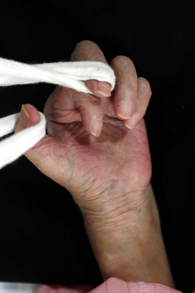 김아무개 할머니의 손가락이 하얀 붕대에 걸려 있다. 아기처럼 주먹을 꼭 쥐고 있는 손가락에 습진이 생길까봐 요양보호사가 궁리한 예방법이다. 1924년에 태어난 할머니는 날품팔이로 어렵게 살다가 17살 때 일본순사에게 무차별 연행되었다. 순사의 무서운 기세에 눌려 어머니와 이웃 사람들이 말리지도 못했다고 당시 분위기를 전했다. 이후 만주로 끌려가 ‘위안부’ 생활을 해야 했으며, 집 한 칸에 같은 또래 10여 명이 거주했다고 증언했다. 1945년 해방되기 며칠 전 일본군 대위가 강제로 일본으로 데려가려 해 그곳을 떠났고, 그뒤 도망쳐 조선인 집에 숨어 지내다 해방을 맞았다. 조선인 피난민 대열에 끼어 군함을 타고 귀국해 식모살이, 날품팔이를 하며 지냈다. 지금은 건강이 많이 나빠진 상태다.