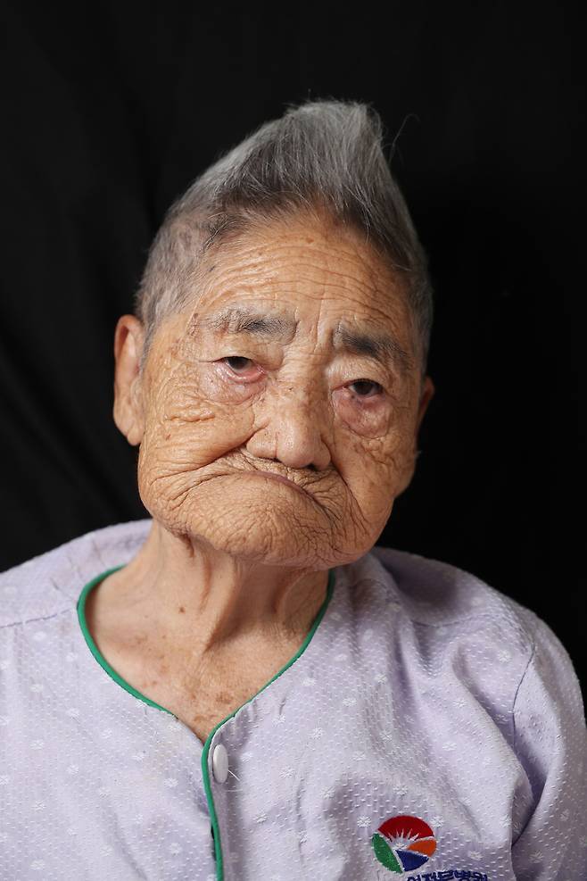 1918년 경남 통영에서 태어난 김복득 할머니는 올해 초 100살 생신을 맞이했다. 1937년 고향에서 중국으로 끌려간 뒤 대만, 필리핀으로 끌려다니며 성노예 생활을 강요당했다. ‘일본군위안부할머니와 함께하는 통영거제시민모임’ 등 지역의 시민단체와 함께 일본의 사죄를 받기 위해 적극적으로 활동했다. 또 2012년 통영여고 장학과 2013년 경남 일본군 위안부 역사관 건립기금으로 각각 2000만원씩 기부했다. 평생 모은 전재산이었다.