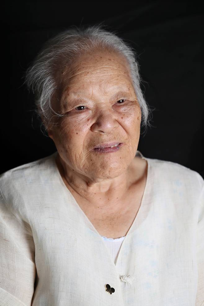 안점순 할머니는 1928년 서울 마포 복사골에서 태어났다. 1941년 방앗간 앞으로 나오라는 동네 방송을 듣고 어머니와 함께 갔다가 일본군 ‘위안부’로 끌려갔다. 어디로 가는지도 모르는 채 끌려간 할머니는 중국 지역에서 일본군 성노예로 고초를 겪다 해방 이듬해 겨우 귀향해 노년에 수원에서 조카들과 함께 살고 있다. 평생 홀로 살아 자식은 없다.