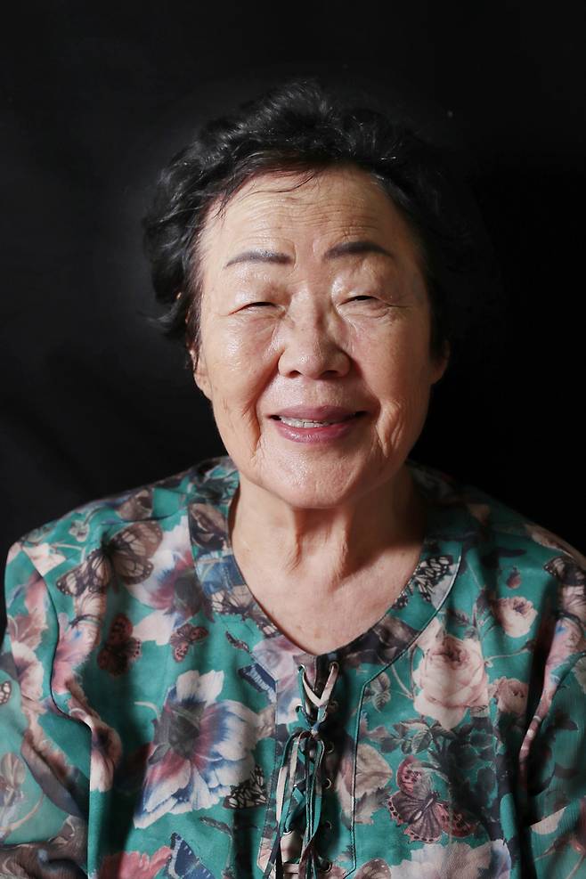 “나는 ‘위안부’가 아니다. 부모님이 지어주신 ‘이용수’라는 이름이 있다”고 늘 힘주어 말씀하시는 이용수 할머니는 1928년 대구에서 태어나 1944년 동네 언니들과 함께 일본 군인에게 끌려갔다. 평양을 거쳐 타이완 신죽에 있는 일본 가미카제 부대의 ‘위안부’로 보내져 고초를 겪었다. 누구보다 당당하게 부조리를 지적하고 연설하지만, 홀로 잠드는 밤이 무서워 창밖의 달님에게 “달님은 내 마음 아시지요” 말 건네는 여린 마음을 가졌다.