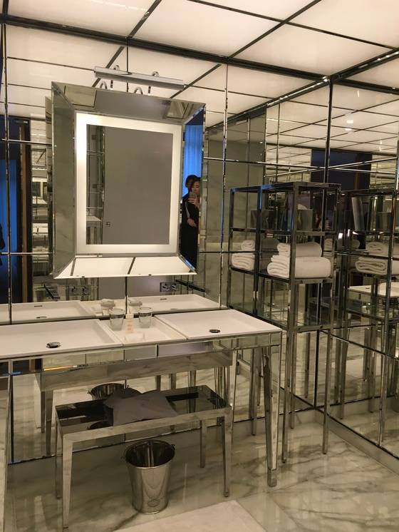 직접 찍은 거울 욕실. 어디에서 촬영을 해도 상이 반사되어 맺힌다. 유지연 기자.