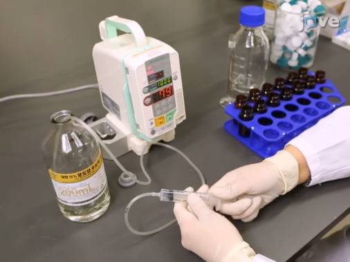 연세대 황성주ㆍ변효진 교수팀이 수액줄에 따른 약물 흡착 정도를 실험하는 장면. 4가지 약물을 3가지 수액줄에 각각 주입해서 얼마나 달라붙는지 확인했다. [자료 학술지 'JOVE']