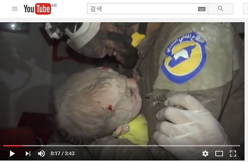 2016년 시리아 북부 이들리브에서 공습에 무너져 내린 건물 속에서구조한 아기를 안고 오열하는 '하얀 헬멧' 대원[유튜브 영상 캡처]