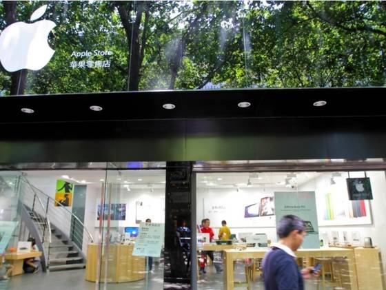 중국 남부 도시 쿤밍엔 매장 외관부터 직원 유니폼까지 흉내 낸 짝퉁 애플스토어가 등장했다.[사진 유튜브 캡처]