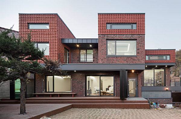 타임스태킹하우스(2014년)는 쌓기 방식을 복합적으로 사용해 원래 벽돌과 새로 쌓은 벽돌이 다른 질감을 준다. /사진= 남궁선 작가