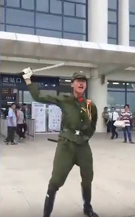 지난 13일 중국 광서장족자치구 빈양시 빈양역 앞에서 한 중국 남성이 옛 일본군 코스프레를 하고 있다. [사진 유튜브 캡처]