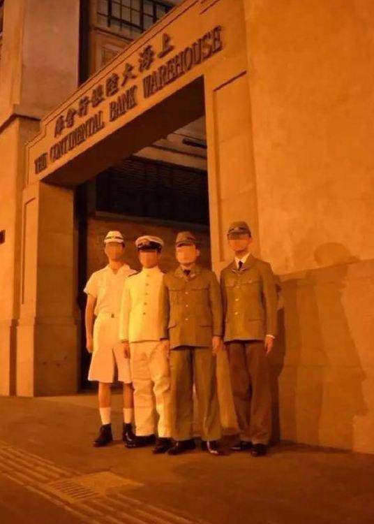 지난 7일 중국판 트위터인 웨이보에 올라온 사진. 옛 일본군 해군 복장을 한 중국 청년들이 일제 만행을 고발하는 기념관으로 사용 중인 건물 앞에서 기념 사진을 찍었다. [사진 웨이보 캡처]