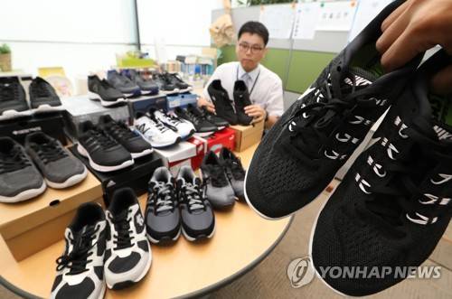 (세종=연합뉴스) 이진욱 기자 = 16일 오전 정부세종청사 공정거래위원회에서 소비자원 관계자가 국내에서 판매되고 있는 운동화 품질 비교 결과를 공개하고 있다.     cityboy@yna.co.kr