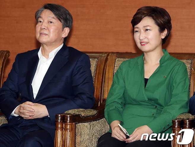 2017년도 국민의당 전남도당 핵심당원 연수가 16일 오후 전남 나주 중흥골드스파 리조트에서 열린 가운데 안철수, 이언주 국민의당 후보가 정동영 후보의 발언을 듣고 있다. 2017.8.16/뉴스1 © News1 남성진 기자